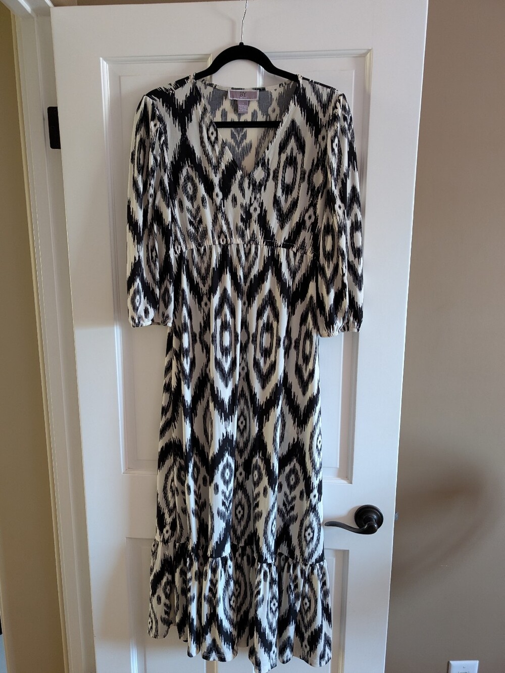 Women's Black and White Patterned V-Neck Maxi Dress